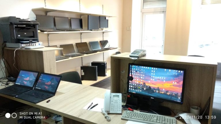 Ordinateur ouvert sur un etabli dans un atelier de reparation informatique