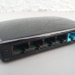 Routeur Wi-Fi domestique posé sur un bureau, antennes et ports Ethernet visibles