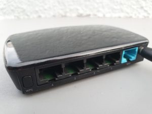 Routeur Wi-Fi domestique posé sur un bureau, antennes et ports Ethernet visibles
