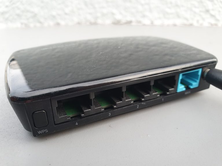 Routeur Wi-Fi domestique posé sur un bureau, antennes et ports Ethernet visibles