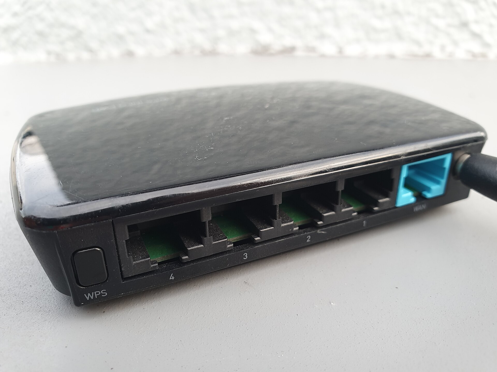 Routeur Wi-Fi domestique posé sur un bureau, antennes et ports Ethernet visibles