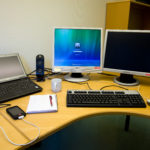 Ordinateur portable posé sur un bureau, contexte d'usage où la recherche Windows sollicite l'index de fichiers