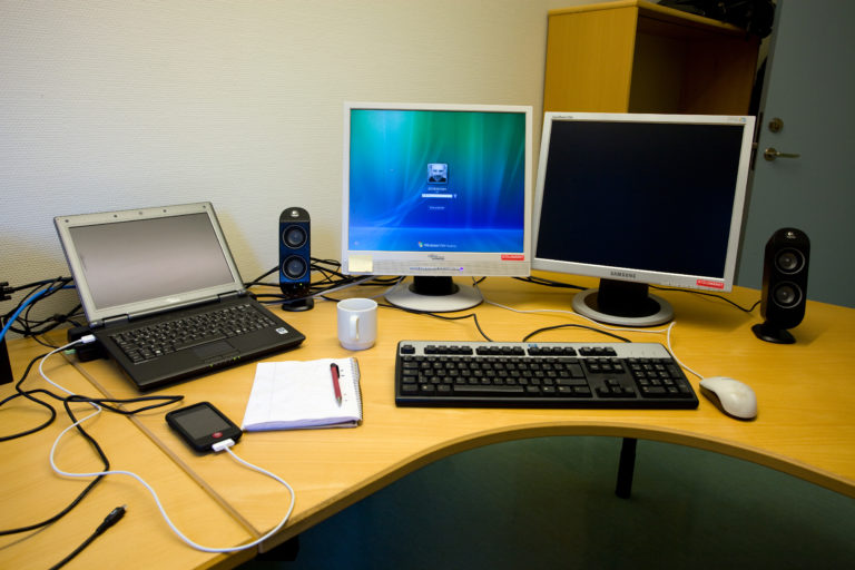 Ordinateur portable posé sur un bureau, contexte d'usage où la recherche Windows sollicite l'index de fichiers