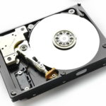 Plateau de disque dur Western Digital Caviar ouvert, support sollicite par l'indexation de Windows Search