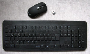 Souris et clavier sans fil posés à côté de leur récepteur USB 2,4 GHz