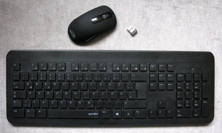 Souris et clavier sans fil posés à côté de leur récepteur USB 2,4 GHz