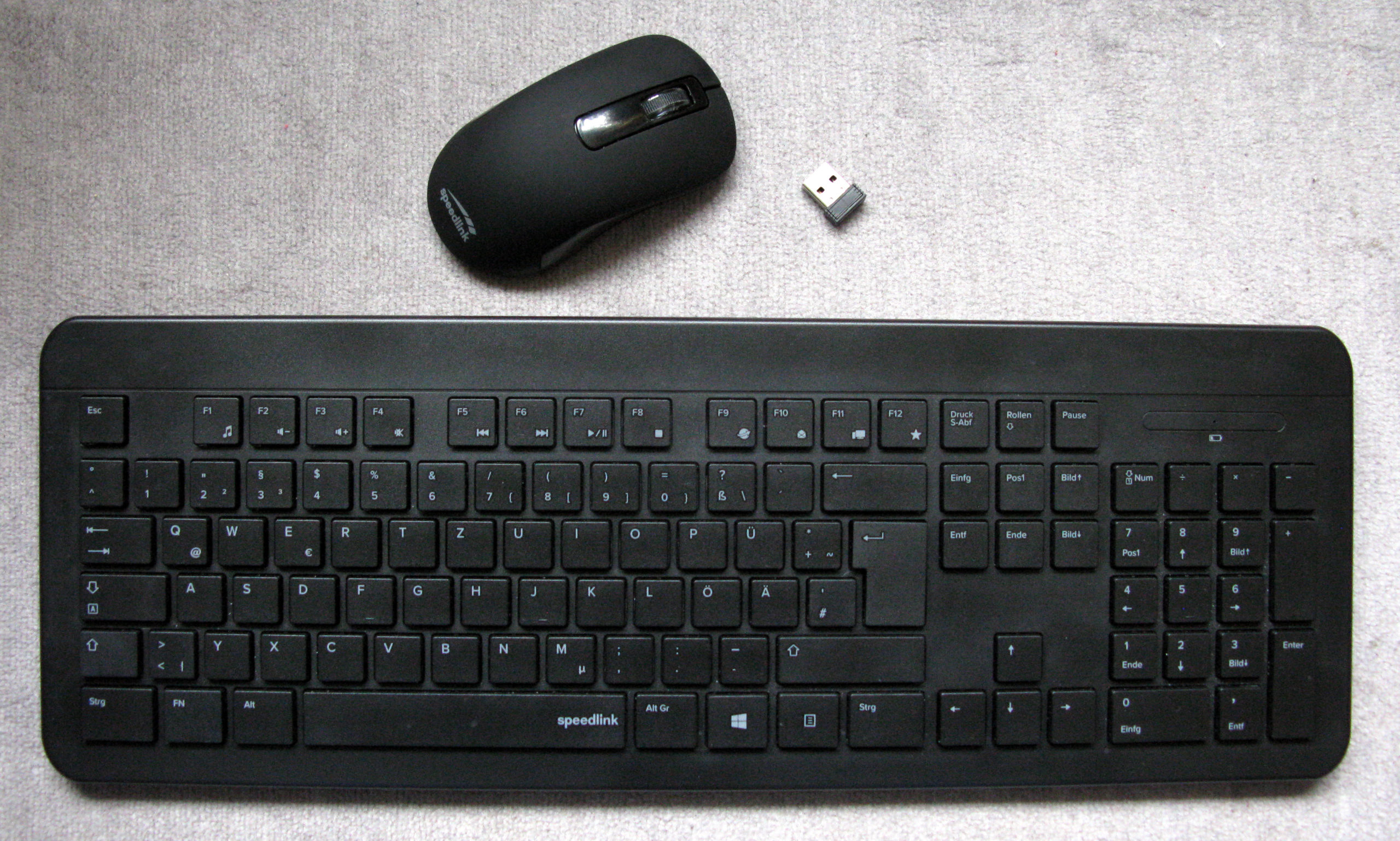 Souris et clavier sans fil posés à côté de leur récepteur USB 2,4 GHz