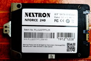 Disque SSD au format 2,5 pouces relie en SATA, interface geree par le pilote AHCI de Windows