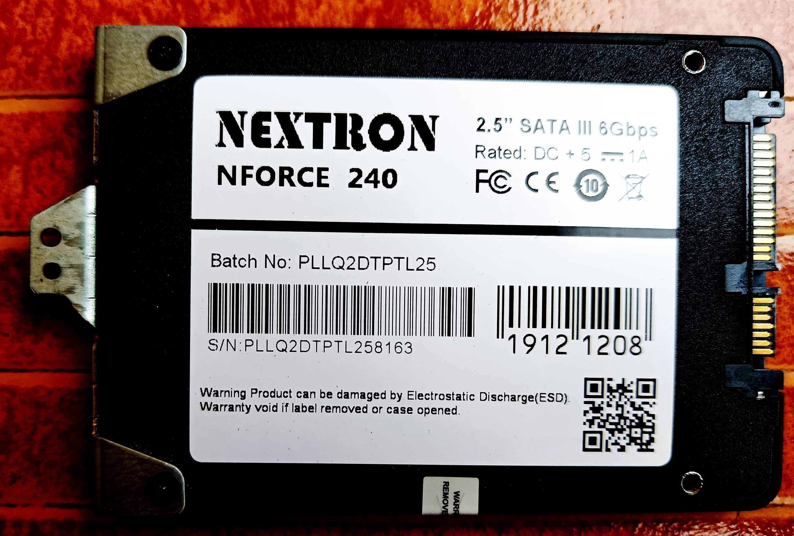 Disque SSD au format 2,5 pouces relie en SATA, interface geree par le pilote AHCI de Windows