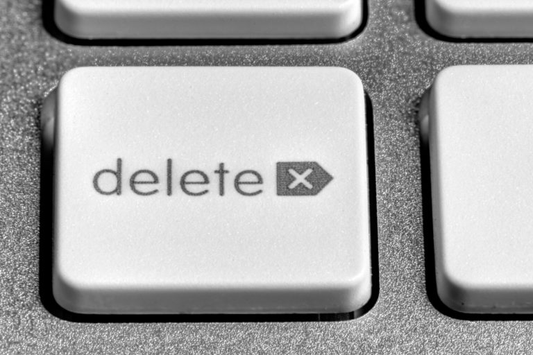Gros plan sur la touche Delete d'un clavier, illustrant la suppression d'un fichier