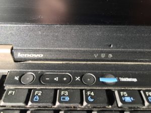 Touches de fonction et boutons de réglage sur le clavier d'un ordinateur portable Lenovo ThinkPad