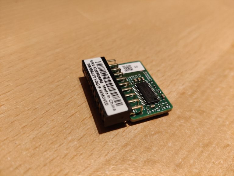 Module TPM 2.0 discret Supermicro monté sur le connecteur d'une carte mère de serveur