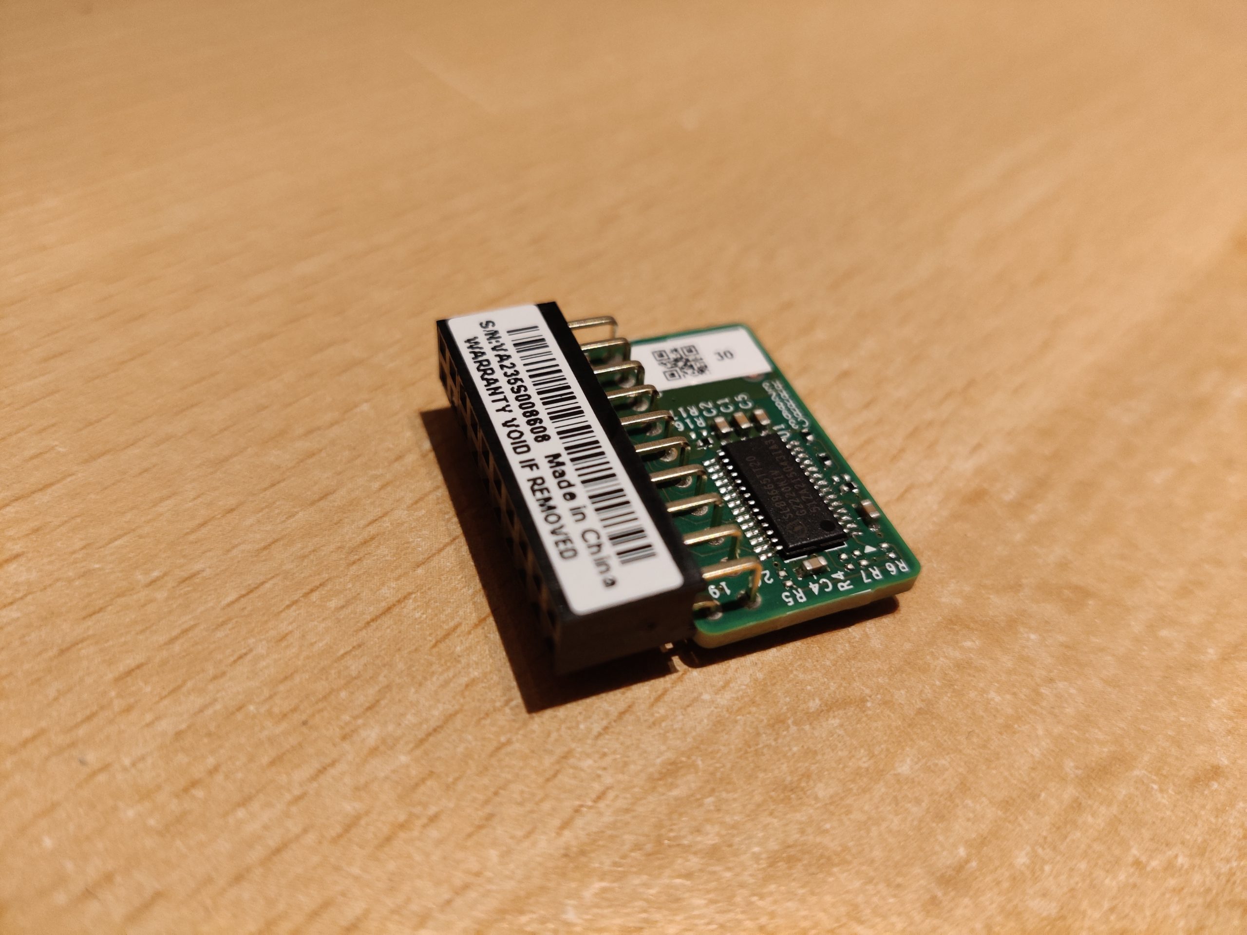 Module TPM 2.0 discret Supermicro monté sur le connecteur d'une carte mère de serveur