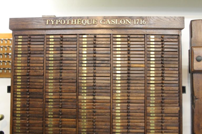 Casier de caractères typographiques en bois dans un musée de l'imprimerie