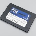 SSD SATA de format 2,5 pouces pose a plat, vu de dessus, avec son etiquette de capacite