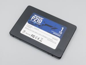 SSD SATA de format 2,5 pouces pose a plat, vu de dessus, avec son etiquette de capacite