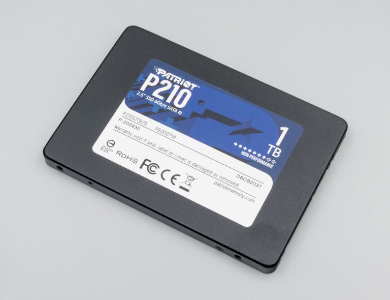 SSD SATA de format 2,5 pouces pose a plat, vu de dessus, avec son etiquette de capacite