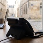 Poste téléphonique IP relié en Ethernet sur un bureau d'entreprise