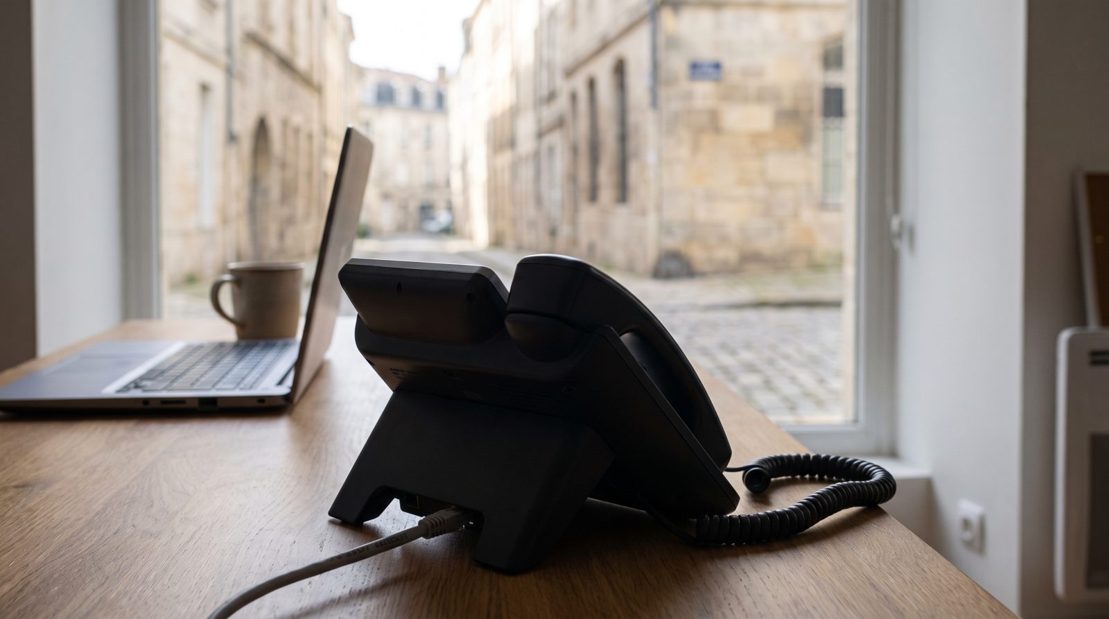 Poste téléphonique IP relié en Ethernet sur un bureau d'entreprise
