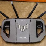 Routeur Wi-Fi domestique avec ses antennes deployees pose sur un meuble
