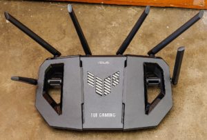 Routeur Wi-Fi domestique avec ses antennes deployees pose sur un meuble