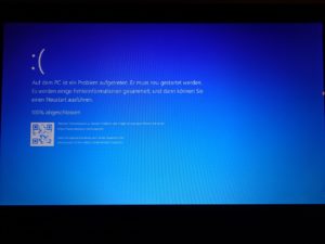 Écran bleu de Windows 10 affiché sur un moniteur au démarrage