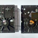 Disque dur mécanique ouvert montrant le plateau et le bras de lecture sollicités par les écritures