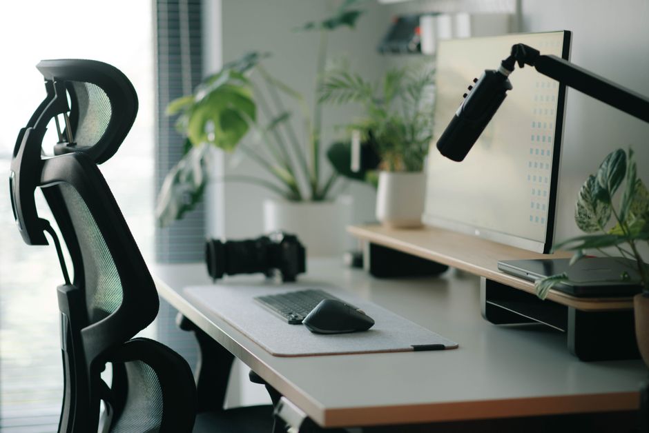 Poste de télétravail avec chaise ergonomique, moniteur et micro sur bras