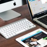 Tablette, clavier et ordinateur portable sur un bureau