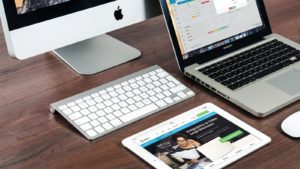 Tablette, clavier et ordinateur portable sur un bureau